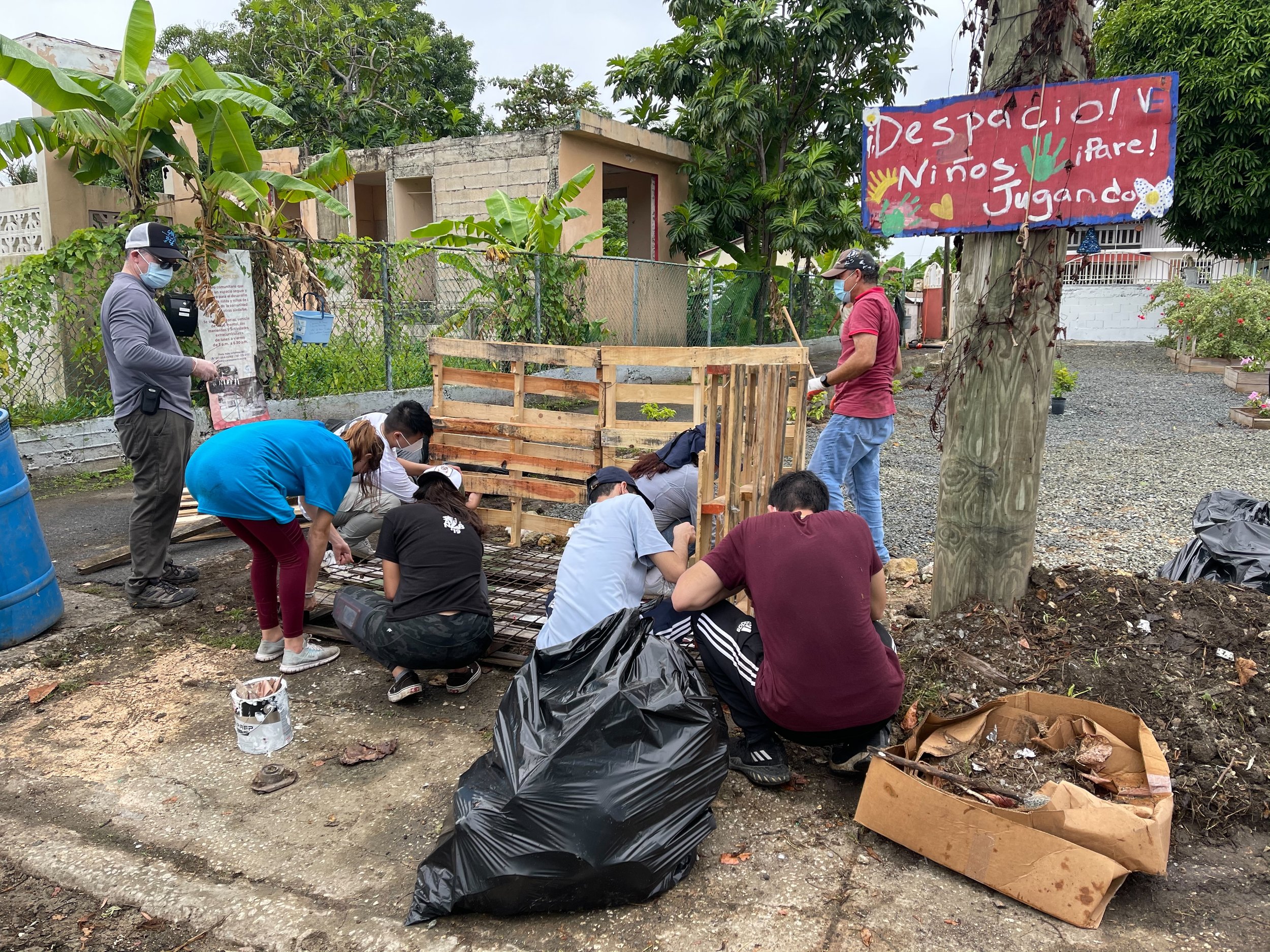  Volunteers building a trash bin for Vietnam Estudia 