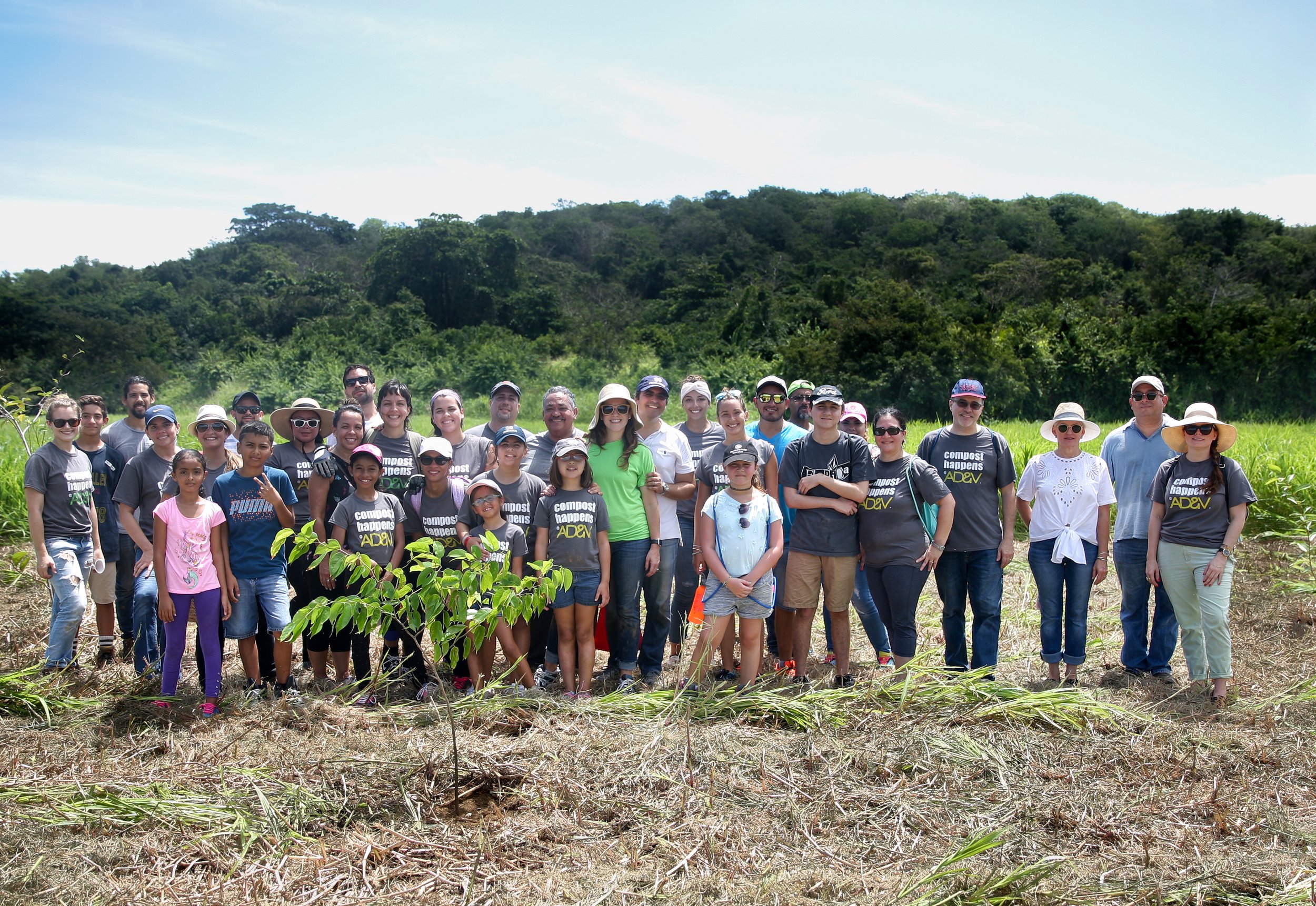 Volunteers/AD&amp;V team posing for picture in Hacienda La Esperanza 
